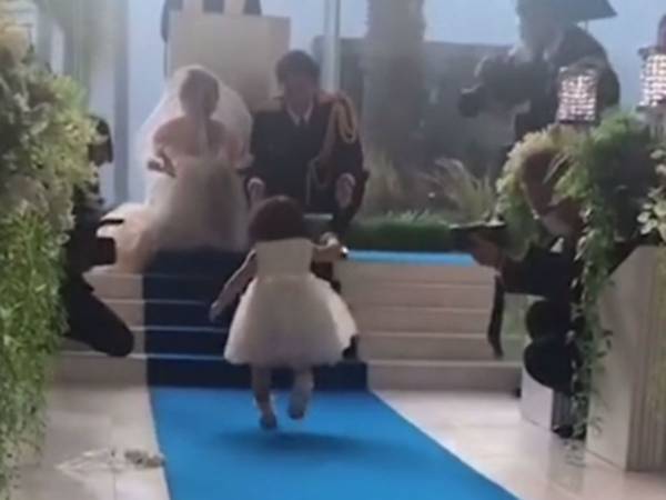 「よく頑張った」「ワイルドでかっこいい」　結婚式で１歳の娘の姿に絶賛の声