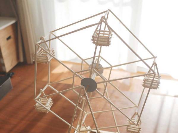 娘と夫の工作を見守る妻「可愛いな」　４日後の光景が、こちら