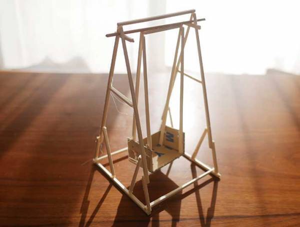 娘と夫の工作を見守る妻「可愛いな」　４日後の光景が、こちら