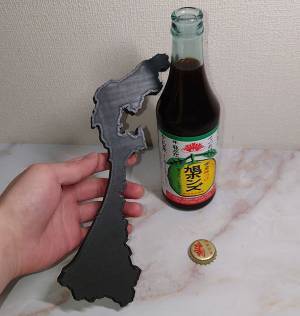 栓抜きがない時の『まさかの対処法』にツッコミの嵐！　光景に「爆笑した」「天才の発想」