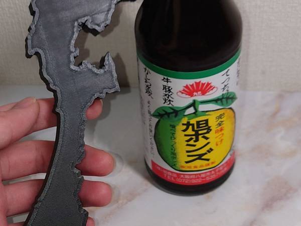 栓抜きがない時の『まさかの対処法』にツッコミの嵐！　光景に「爆笑した」「天才の発想」