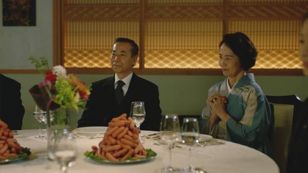 『巨大シャウエッセン』を囲む人々　謎の披露パーティに「お腹抱えて笑った」