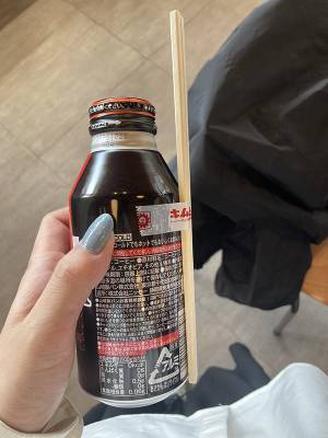 缶コーヒーを飲もうとしたら？　シュールな光景に「爆笑した」「なんでだよ！」