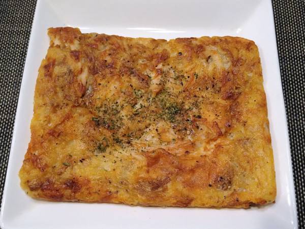 混ぜて焼くだけ！ おやつにも、ツマミにも！ 超簡単『サラダチキンdeガレット』！