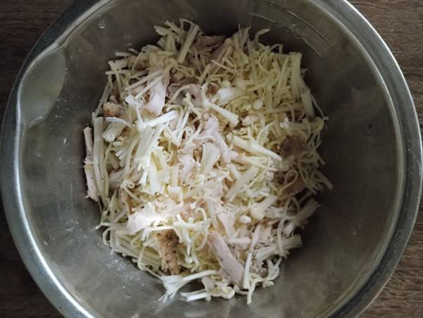 混ぜて焼くだけ！ おやつにも、ツマミにも！ 超簡単『サラダチキンdeガレット』！