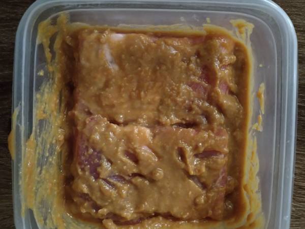 甘酒の自然な甘さがイイ！ 混ぜてレンジでチンするだけの『ごちそうチャーシュー』！