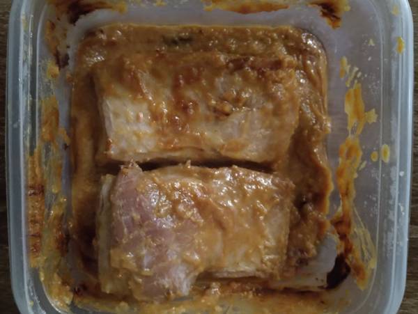 甘酒の自然な甘さがイイ！ 混ぜてレンジでチンするだけの『ごちそうチャーシュー』！