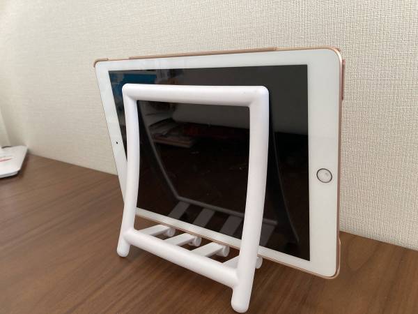 デザイン性もコスパも最高！タブレットラックに１００均のあのアイテムが使える