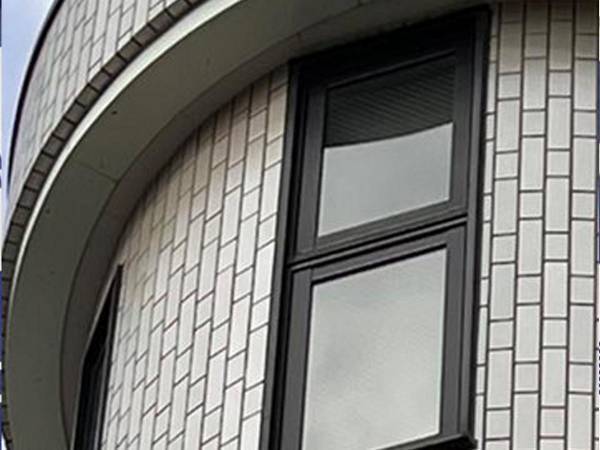 あなたはこの視線に気付けるか！？　正体に「圧が強すぎ」「表情で笑った」