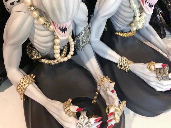 叶姉妹が投稿した写真に「爆笑した」「天才の発想」　『呪術廻戦』にハマった結果…！？