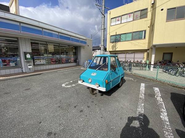 駐車場の光景に「二度見する」「そりゃビビるわ！」　コンビニがざわついた理由は…