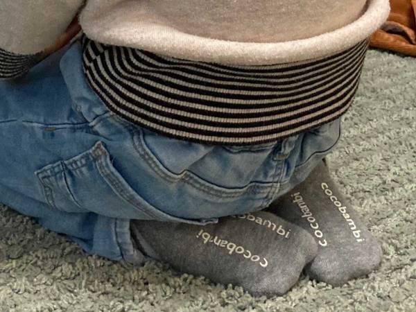 ２歳息子の後ろ姿に、１４万人が『いいね』　男の子の目線の先には…？