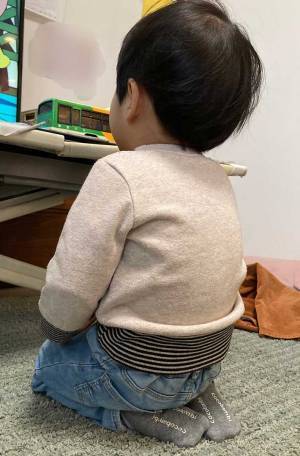 ２歳息子の後ろ姿に、１４万人が『いいね』　男の子の目線の先には…？