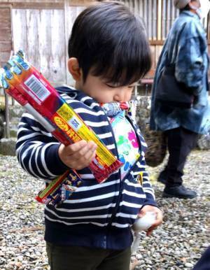 餅まきで何ももらえなかった２歳児　周囲の大人が近付いてきて「愛おしくて泣けてくる」