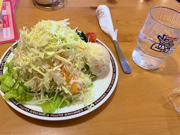 『ミニサラダ』を頼んだはずが…？　思わず笑ってしまう『ミニ』サイズがこちら