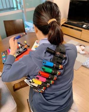 「かっこよすぎ」「特殊部隊かな」妻がポスカを使用する姿がまるで…？