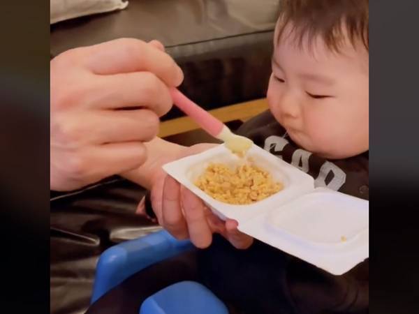 納豆を初めて食べた０歳児のリアクションに「どんな表情よ」