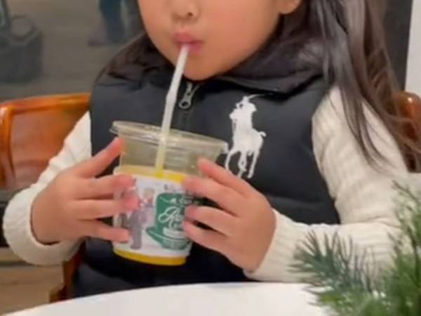 喫茶店で休んでいた子供　ふと隣を見て「コミュ力の塊すぎる」