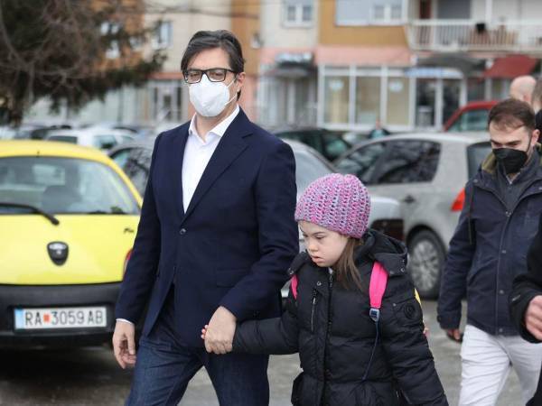 いじめを受けていたダウン症の少女　大統領が手をつないで登校する姿が話題に