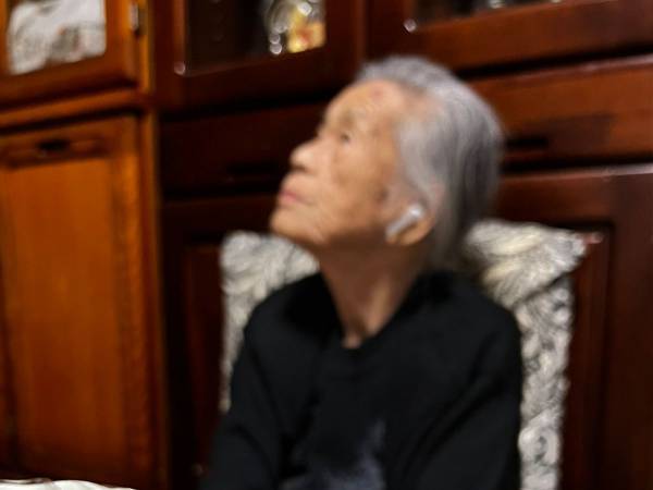 難聴で大好きな音楽を聴けなくなった、９３歳祖母　孫が『あるもの』を渡すと…