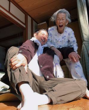 難聴で大好きな音楽を聴けなくなった、９３歳祖母　孫が『あるもの』を渡すと…