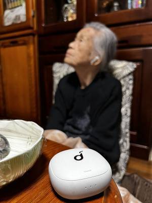 難聴で大好きな音楽を聴けなくなった、９３歳祖母　孫が『あるもの』を渡すと…