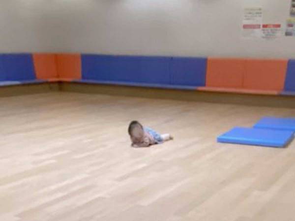 広ーい部屋にポツンと写る１歳児　「対比にじわじわくる」「広すぎて笑った」