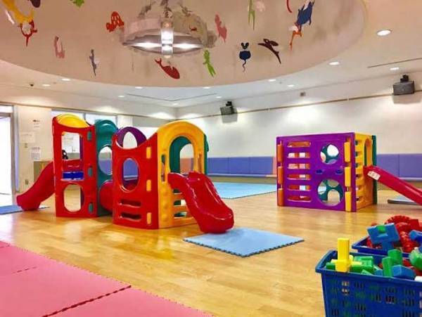 広ーい部屋にポツンと写る１歳児　「対比にじわじわくる」「広すぎて笑った」