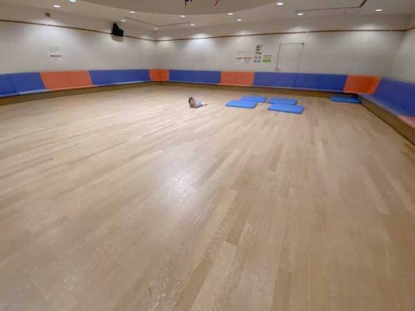 広ーい部屋にポツンと写る１歳児　「対比にじわじわくる」「広すぎて笑った」