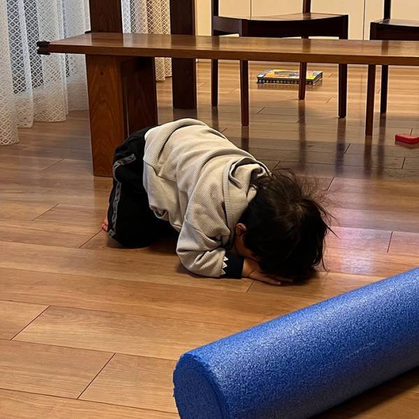 床にうずくまる息子に、父親が？　ツイート内容と写真に「気持ちが分かりすぎる…」