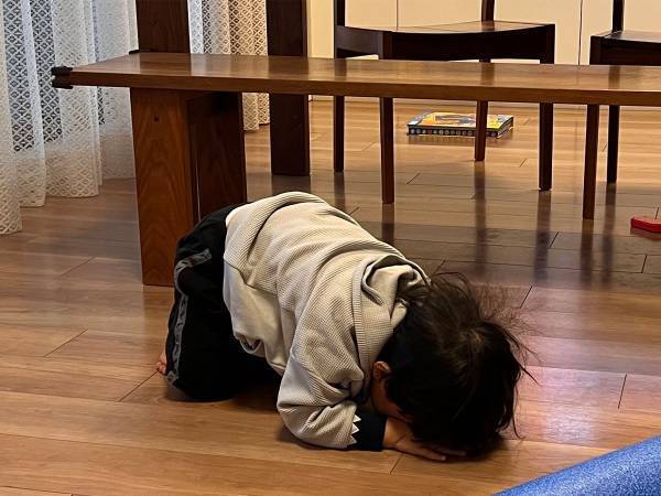 床にうずくまる息子に、父親が？　ツイート内容と写真に「気持ちが分かりすぎる…」