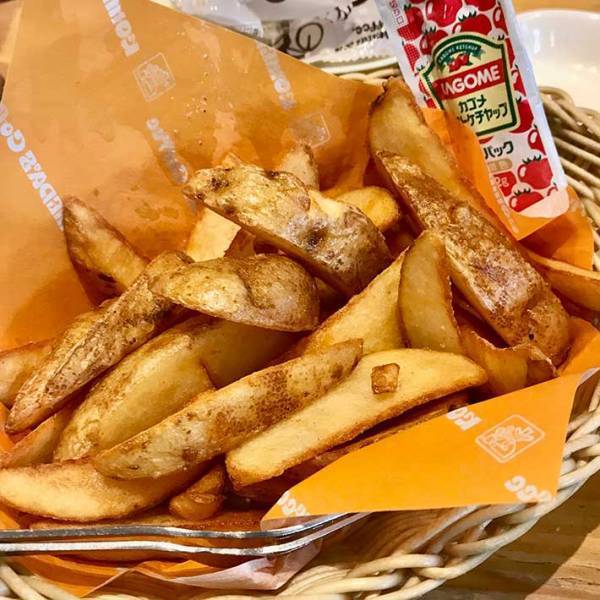 「食べ盛りの高校生だと思ってる…？」　コメダ珈琲の『小腹を満たすポテト』に笑う