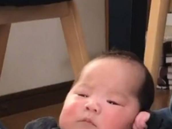 親に「態度がデカいな」といわれた０歳の子供　その姿に「ボス・ベイビーみたい」「政治家にも見える」