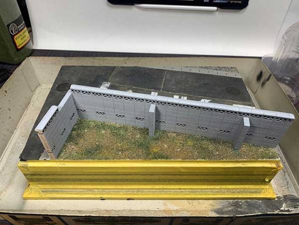 塀を汚す男性に４万人が『いいね』　「三度見した！」「まさに神の手」