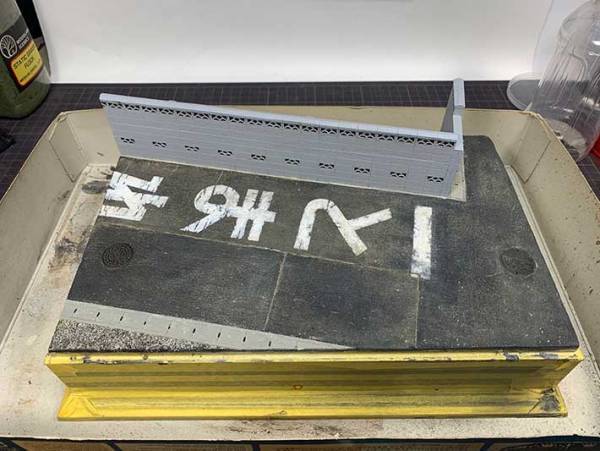 塀を汚す男性に４万人が『いいね』　「三度見した！」「まさに神の手」