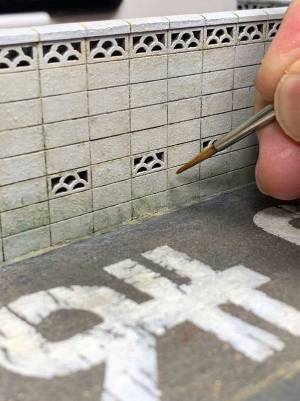 塀を汚す男性に４万人が『いいね』　「三度見した！」「まさに神の手」