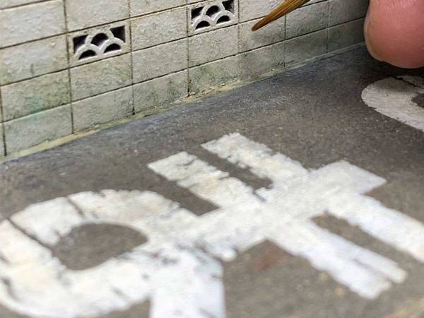 塀を汚す男性に４万人が『いいね』　「三度見した！」「まさに神の手」