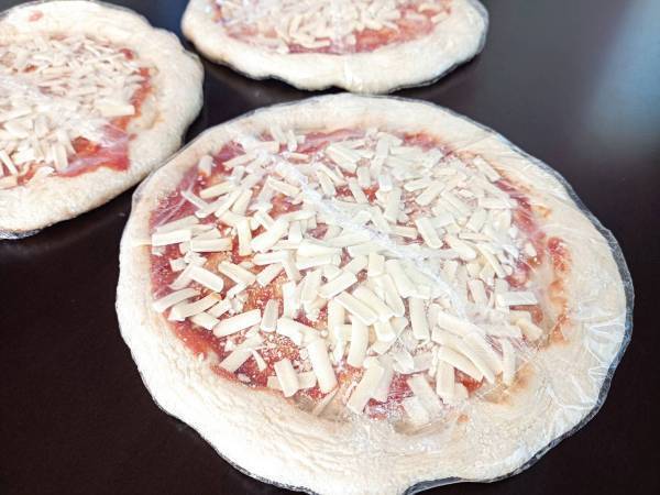 １枚３００円以下？！コスパ最強のガストの冷凍ピザで焼きたてを