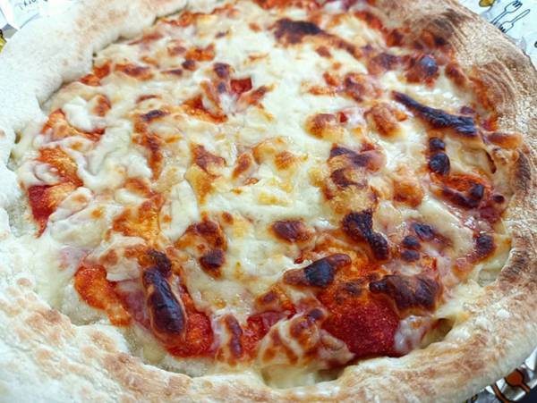 １枚３００円以下？！コスパ最強のガストの冷凍ピザで焼きたてを