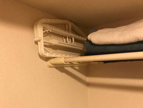 バスタオルを効率よく干したいなら３COINSの『伸縮ハンガー』がおすすめ！