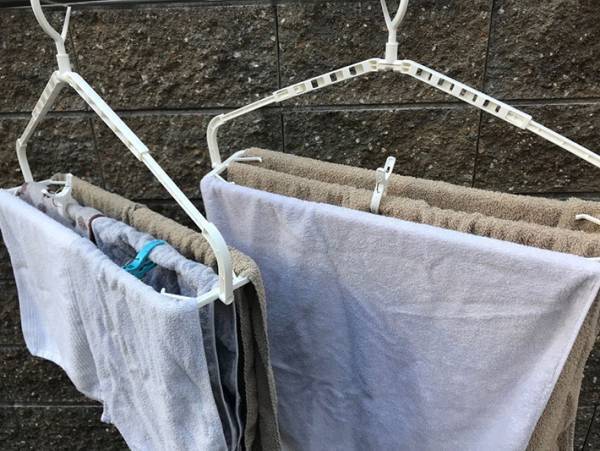 バスタオルを効率よく干したいなら３COINSの『伸縮ハンガー』がおすすめ！