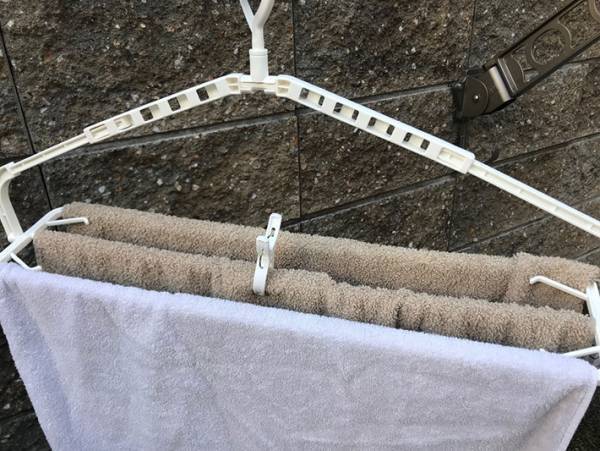 バスタオルを効率よく干したいなら３COINSの『伸縮ハンガー』がおすすめ！