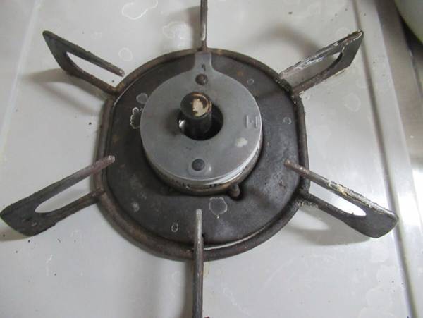 コンロの焦げは１００均で売ってるアレで簡単に落とせる