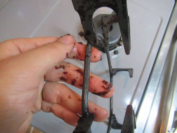 コンロの焦げは１００均で売ってるアレで簡単に落とせる