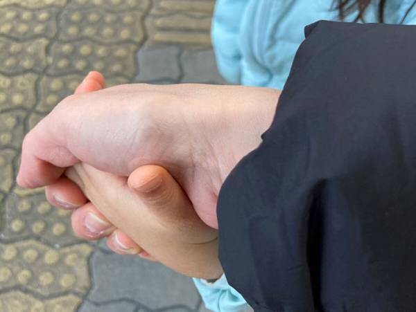 すぐに手を振りほどいて走り出す子供へ試したい手のつなぎ方