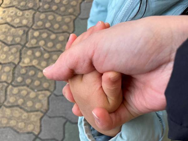 すぐに手を振りほどいて走り出す子供へ試したい手のつなぎ方