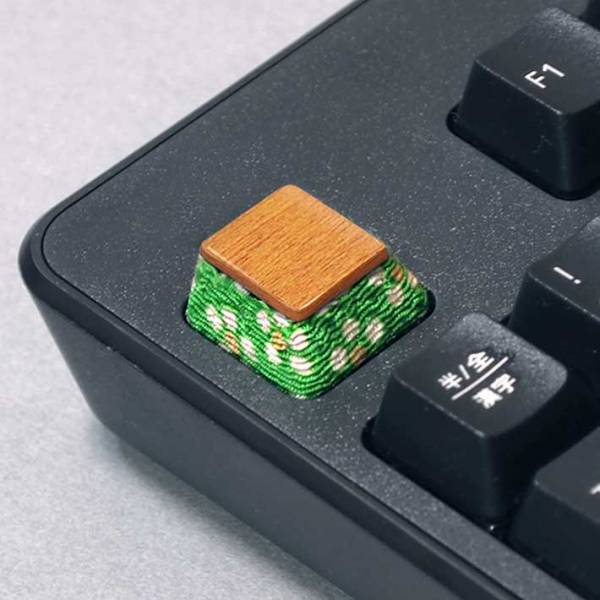 キーボードの上に、まさかのこたつ！？　斬新すぎるアイディアに、絶賛の声