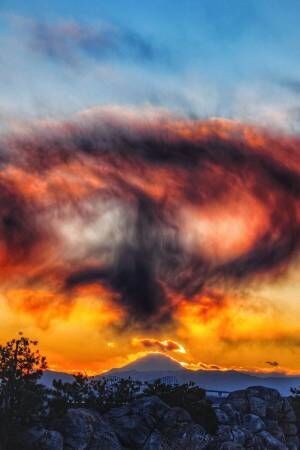 「富士山上空がとんでもないことに」　撮影した１枚の『世紀末感』がヤバい