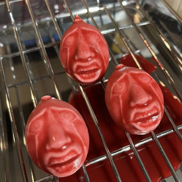 「おいしいスイーツできた～！」　完成した一品に「うわあぁあ」「ヒエッ…」と悲鳴続出