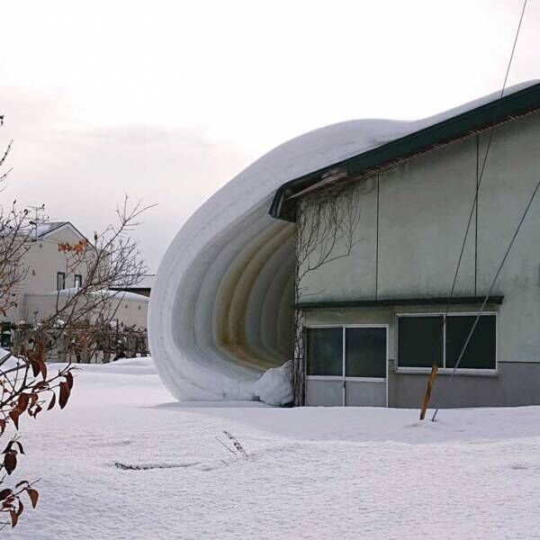 「こんなの初めてみた」　屋根の上からせり出した雪がとんでもない形に！